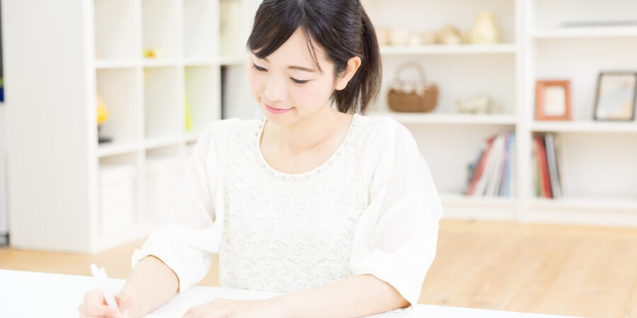 勉強をする女性