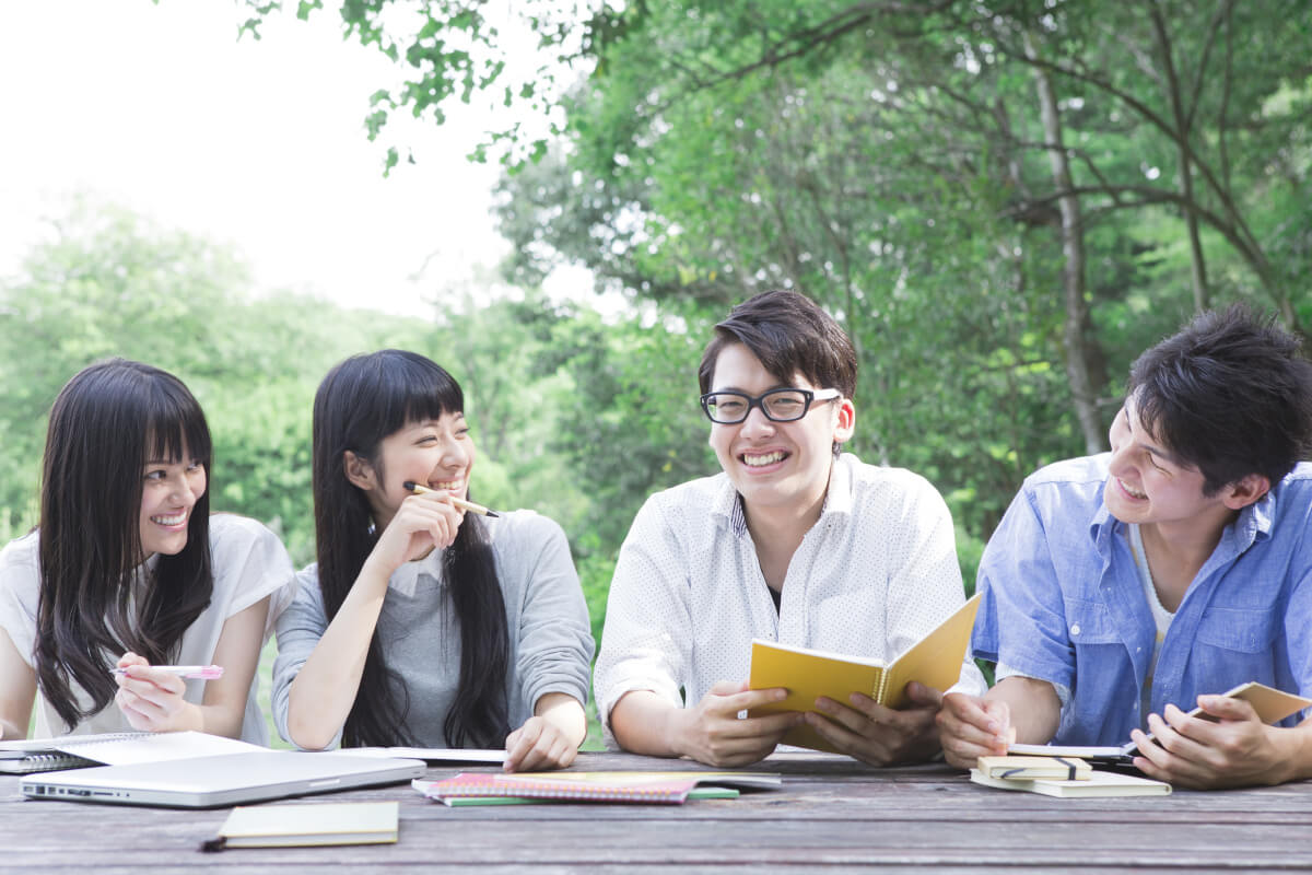 楽しそうに会話をする学生