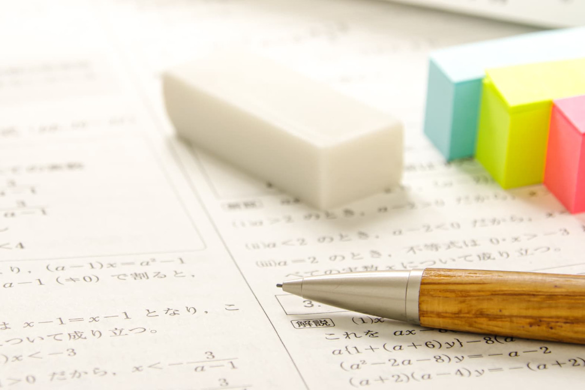 数学の試験問題とシャーペンと消しゴム