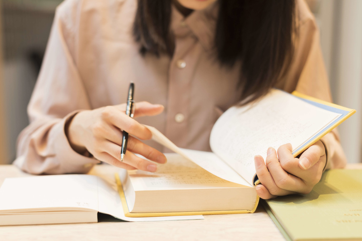 試験勉強をする人